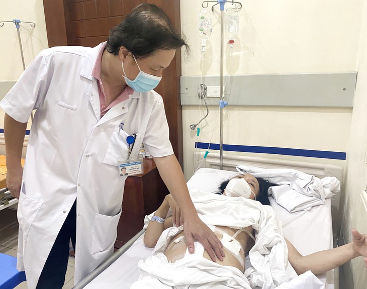 Bac si Nam khamcho nguoi benh